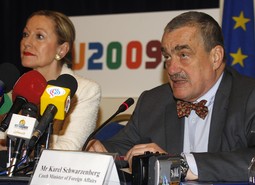 Češki ministar vanjskih poslova Karel Schwarzenberg i europska povjerenica za vanjsku politiku Benita Ferrero-Waldner; Foto: Reuters