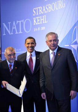 Američki predsjednik Barack Obama s hrvatskim predsjednikom Stipom Mesićem i premijerom
Ivom Sanaderom na prošlotjednom sastanku
država članica NATO-a u Strasbourgu