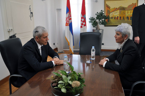 Boris Tadić i Jadranka Kosor sastali su se u vukovarskoj palači Srijem. Nakon kraćeg razgovora pridružit će im se i Josipović; foto: Vlada.hr