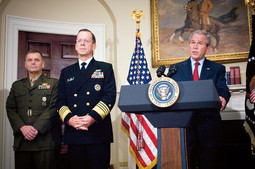 General američkih marinaca James Cartwright (lijevo) zapovjednik je snaga pripremljenih za djelovanje po doktrini globalnog udara