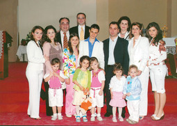 DINASTIJA GUCIĆ Josip Gucić sa suprugom Toninom, vlasnicom najvećeg broja dionica Pivovare, sinovima Antom i Zvonkom i njihovim suprugama, kćeri i unucima 