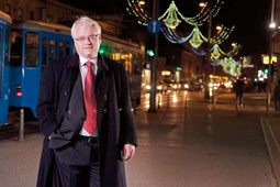 PREDSJEDNIK
DISTANCIRAN OD STRANAKA Ivo Josipović kaže da se već sada ponaša kao predsjednik Republike
te se distancira od stranačke politike - u Saboru je, primjerice, glasao protiv arbitražnog sporazuma sa
Slovenijom iako je SDP bio za nj