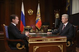 Dmitrij Medvedev i Sergej Sobjanin (Reuters)