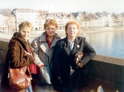 S MAJKOM SAVKOM DABČEVIĆ- KUČAR i sestrom, u Heidelbergu 1989.