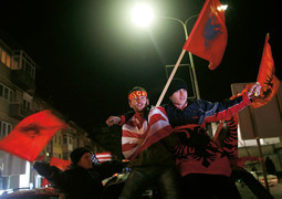Albanski mladići na ulicama Prištine uz nacionalne albanske i američke zastave proslavljaju proglašenje neovisnosti