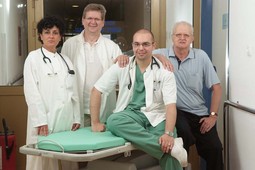 PREŽIVJELI LEUKEMIJU I LIMFOM
30-godišnji Danijel Lovrić (u sredini), koji je
imao rijedak limfom, i 66-godišnji Vladimir
Kveštek, jedan je od prvih pacijenata kojima je
transplantirana koštana srž, s hematolozima
Mirandom Mrsićem i Rankom Serventi