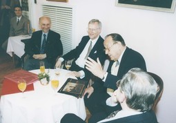 ŽMEGAČ S H. D. GENSCHEROM, njemačkim
veleposlanikom Haackom i prof. Štulhoferom 1995