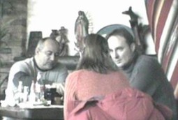 Oscara Vera američki agent, koji je također bio u stalnoj vezi s Loomsom, snimljen kamerom POA-e s Gordanom Malićem i Karmen Kardum u meksičkom restoranu u Zagrebu