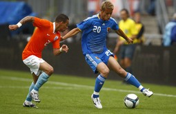 Gregory van der Wiel i Keisuke Honda u dvoboju mladih reprezentacija Nizozemske i Japana