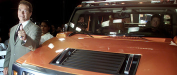 TVORAC MITA O HUMMERU Akcijska zvijezda Arnold Schwarzenegger prvi
je 1991. kupio vojno vozilo Humvee i počeo
se voziti njime nakon čega je taj ogromni
automobil postao iznimno popularan