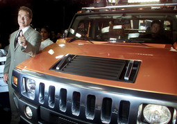 TVORAC MITA O HUMMERU Akcijska zvijezda Arnold Schwarzenegger prvi
je 1991. kupio vojno vozilo Humvee i počeo
se voziti njime nakon čega je taj ogromni
automobil postao iznimno popularan