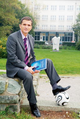 Marić snimljen ispred Ekonomskog fakulteta u Zagrebu sa svojom prvom stručnom knjigom i nogometnom loptom, koja mu je danas samo hobi