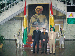 U PARLAMENTU KURDISTANA Crnjca je s kurdistanskim državnim vrhom povezao hrvatski Iračanin Jasim Doher a u veljači 2007. u parlamentu su ga primili predsjednik tog tijela Adnan Muftija i ministar planiranja