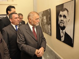 STJEPAN MESIĆ
Hrvatski predsjednik uz svoju fotografiju na kojoj ga je Ivo Pukanić portretirao 1996. godine za Nacional, u vrijeme dok je bio u opoziciji Tuđmanu