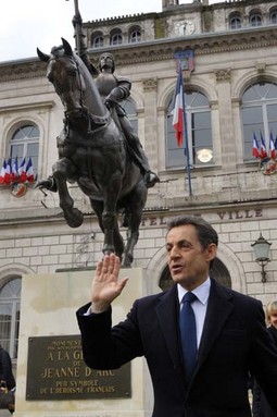 Nicolas Sarkozy ispred kipa Ivane Orleanske u
Vaucouleursu