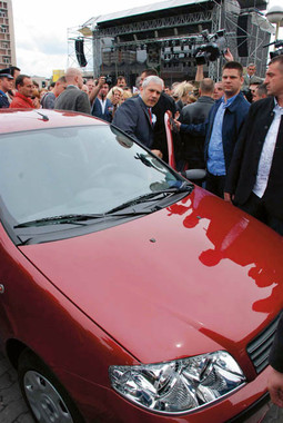 Srbijanski predsjednik Boris Tadić posjetio je krajem prošle godine Kragujevac, nakon najave Fiata o ulaganju 800 milijuna eura u Zastavu