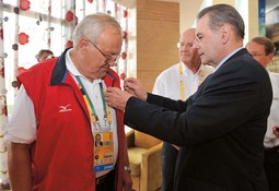 JACQUES ROGGE, predsjednik Međunarodnog olimpijskog odbora, odlikovao je Borisa Sakača