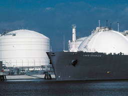Plin se od izvora do LNGterminala prevozi specijalnimbrodovima, LNG carrierima,u kojima se ukapljuje na 162 Celzijeva stupnja