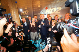 Predsjednik HDZ-a Ivo Sanader poručio je političkim suparnicima da je on izborni pobjednik i da se svako trgovanje  mandatima u takvoj situaciji protivi volji birača