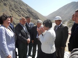 Predsjednica Kirgiske Republike Roza Otumbajeva pozvala je Mesića na otvorenje
hidroelektrane Kambarata koja izvozi struju u Afganistan
