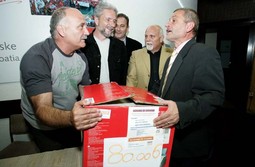 Dragutin Lesar sa
sindikalnim čelnicima
Ozrenom Matijaševićem i
Krešimirom Severom čiju borbu za radnička prava podržava