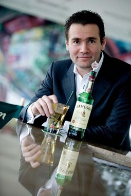NAJBRŽI RAST PRODAJE VISKIJA
Alexandre Ricard nećak je Patricka Ricarda, predsjednika kompanije Pernod Ricard, druge najveće kompanije na svijetu za distribuciju pića, a pod njegovim vodstvom Jameson je
postao viski čija prodaja najbrže raste