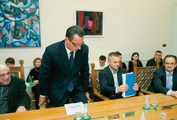 JOSIP POPOVAC, ravnatelj HRT-a i predsjednik Vijeća Zvonko Milas, napustili su sjednicu Odbora za informiranje,
informatizaciju i medije krajem
listopada jer je Vlada odbila plan restrukturiranja HRT-a
