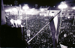 'DAN NEZAVISNOSTI' dokumentarac je o prosvjedu protiv oduzimanja koncesije Radiju 101 na Trgu bana Jelačića 21. studenoga 1996.