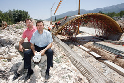 Slaven i Jozo Žužul na autocesti kod Šestanovca gdje njihovi radnici na 39 Celzijevih stupnjeva lijevaju beton na prijelazu za životinje