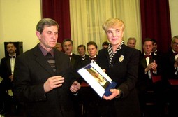 DON IVANU GRUBIŠIĆU, jednom od najzapaženijih društveno angažiranih
intelektualaca, Simona Gotovac uručuje priznanje 'Čovjek dijaloga', 2001. godina