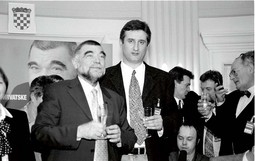 MESIĆEV STOŽER
Karamarko je bio šef izbornog stožera
Stjepana Mesića u njegovoj kampanji
za izbore na kojima je prvi put izabran
za predsjednika