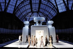 MAŠTOVITA SCENOGRAFIJA pratila je reviju Karla Lagerfelda - manekenke su izlazile iz golemih bočica parfema Chanel No. 5