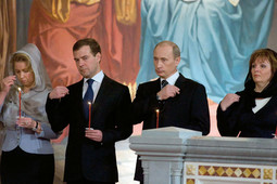 CRKVENO POMAZANJE na preduskrsnoj crkvenoj svečanosti u Moskvi: bračni parovi Putin i