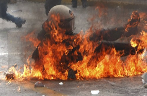 U neredima je policajac pogođen molotovljevim koktelom (Foto: Reuters)