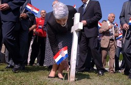 VRBOVANJE DESNOG
POLITIČKOG MILJEA
Jadranka Kosor i HDZ planiraju u
predizbornoj kampanji koristiti
nacionalističku retoriku kakva u
Hrvatskoj nije viđena od 2001.