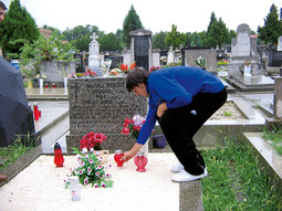 Posjet Ovčari i obiteljskoj grobnici-Bogut je na Ovčari u Vukovaru zapalio svijeću za poginule u Domovinskom ratu, a u Osijeku je posjetio obiteljsku grobnicu