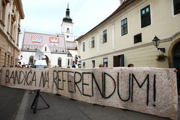 Transparent ispred gradske skupštine; Foto: Igor Šoban 