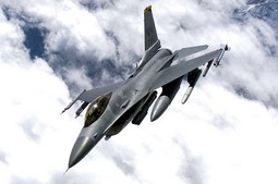 HRVATSKA bi trebala
kupiti američke avione F-16 ili švedske Gripene