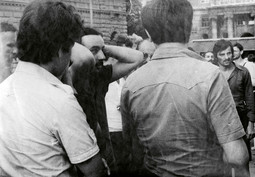 VLADO MARTEK snimljen na nekadašnjem Trgu Republike potkraj '70-ih, gdje okupljenoj publici objašnjava svrhu umjetnosti Grupe šestorice