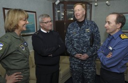 Admiral Russ Harding (skroz desno)
 Foto: Reuters