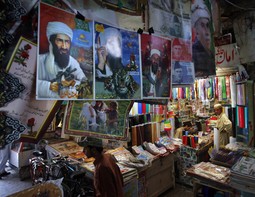 Slike Osame bin Ladena na tržnici u Pakistanu (Reuters)