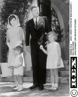 DJETINJSTVO S PREDSJEDNIKOM S ocem Johnom F. Kennedyjem, majkom Jacqueline Kennedy i bratom Johnom Kennedyjem Juniorom kao šestogodišnja djevojčica 1963.u Palm Beachu