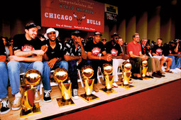 Chicago bulls 1998. Toni Kukoč u društvu Rona Harpera, Dennisa Rodmana, Scottieja Pippena, Michaela Jordana i trenera Phila Jacksona