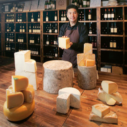 NAVALA NA EUROPSKI SIR Donedavno nepoznat Kinezima, europski sir sve je više tražen, o čemu svjedoči ova nedavno otvorena trgovina sirom u Hong Kongu