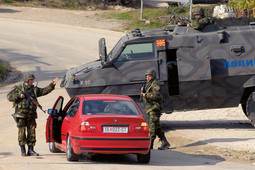 Pripadnici makedonske specijalne policije kontroliraju cestu koja vodi iz Tetova prema selu Brodec, gdje je u sukobu s naoružanim Albancima ubijeno šest gerilaca
