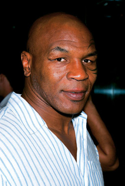 U filmu 'Tyson' boksač opisuje kako je od mršavog dječaka kojeg su tukli postao najmlađi svjetski prvak, tri godine proveo u zatvoru zbog silovanja, ponovno osvojio titulu prvaka i na kraju upropastio karijeru
