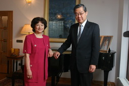 Ambasador Tetsuhsio Shirakawa već tridesetak godina radi u japanskim državnim institucijama u kojima se odlučuje o znanstvenim projektima; na snimci sa suprugom Mihoko
