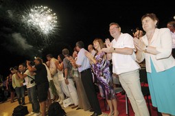 A SPECTACLE AT ZADAR'S FORUM Durda Adlesic, Vladimir Seks and his wife enjoyed a concert by famed tenor José Carreras last week, but Seks also had a politically pragmatic reason to visit Zadar
