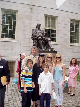 PROSLAVA NA HARVARDU Diplomu iz psihologije na američkom sveučilištu Harvard proslavila je s roditeljima, ocem Miomirom, majkom Tatjanom, sestrom Ivanom i braćom Mihovilom i Andrijom