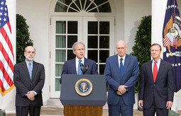 Američki predsjednik Bush sa šefom Federalnih rezervi (FED) Benom Bernankeom, ministrom financija Henryjem Paulsonom i direktorom američke komisije za vrijednosne papire (SEC) Christopherom Coxom